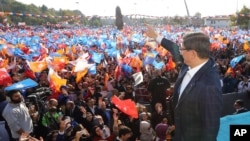 Le Premier ministre turc Ahmet Davutoglu en campagne pour l'AKP à Konya le 30 octobre 2015. (AP Photo/Hakan Goktepe)