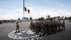 Tentara Italia yang bergabung dalam Pasukan Perdamaian PBB di Lebanon sedang berparade di markas UNIFIL di desa Shamaa, selatan Lebanon, 3 November 2009. (Foto: Ali Hashisho/Reuters)