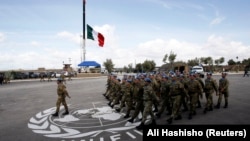 Tentara Italia yang bergabung dalam Pasukan Perdamaian PBB di Lebanon sedang berparade di markas UNIFIL di desa Shamaa, selatan Lebanon, 3 November 2009. (Foto: Ali Hashisho/Reuters)