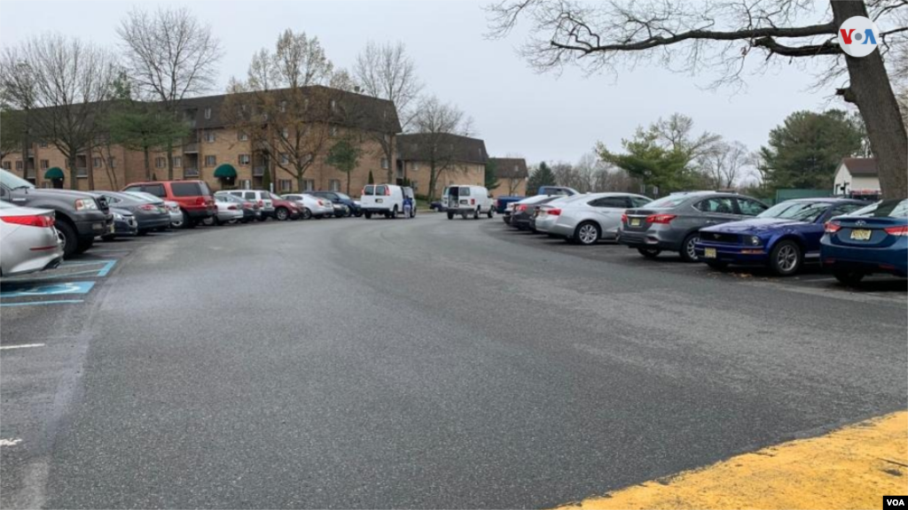 Lo que serían desoladas calles en un día normal de este vecindario en&nbsp;Blackwood, Nueva Jersey, ahora lucen repletas de autos mientras los habitantes permanecen en casa. (Foto: Rosa Tania Valdés)