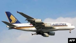 Pesawat Airbus A380-841 milik maskapai penerbangan Singapore Airlines saat akan mendarat di bandara Changi, Singapura (Foto: dok). Singapore Airlines dan perusahaan India, Tata Group, mengajukan permohonan untuk membentuk sebuah perusahaan penerbangan layanan penuh berbasis di New Delhi, dengan modal awal 100 juta dolar, pekan lalu.