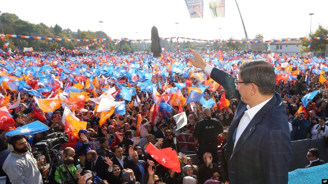 Perdana Menteri Turki Ahmet Davutoglu berpidato dalam kampanye Partai Keadilan dan Pembangunan (AKP) di Konya (30/10). 