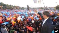 Perdana Menteri Turki Ahmet Davutoglu berpidato dalam kampanye Partai Keadilan dan Pembangunan (AKP) di Konya (30/10). 