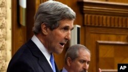 Menlu AS John Kerry berbicara pada pertemuan di Amman, Yordania hari Rabu (22/5). Kerry menyerukan Presiden Assad agar berkomitmen pada upaya perdamaian.