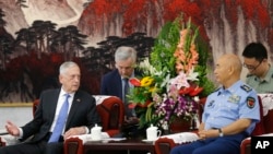 2018年6月28日，美國國防部長吉姆·馬蒂斯在北京八一大樓與中國中央軍委排名第一的副主席許其亮會談。這是四年來美國國防部長首次訪華。
