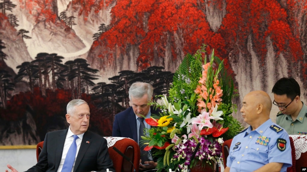 时任美国国防部长马蒂斯在北京八一大楼与中国中央军委副主席许其亮会谈（美联社2018年6月28日）(photo:VOA)