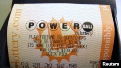 Tres boletos ganaron el Powerball. Cada uno recibirá alrededor de $ 175 millones de dólares.