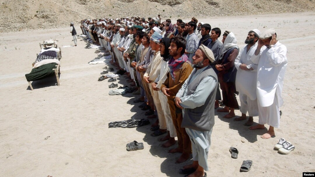 Dân làng Afghanistan cầu nguyện cho các nạn nhân bị thiệt mạng vì bom cài trên đường trong tỉnh Laghman