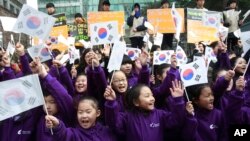 Murid-murid sekolah dasar ikut serta dalam protes melawan Hari Takeshima di depan kedutaan besar Jepang di Seoul, Korea Selatan, 2014. (AP/Ahn Young-joon)