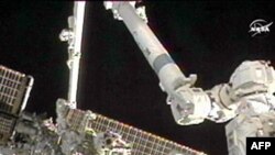 Astronautët e NASË-s kryen ecjen e tretë në hapësirë