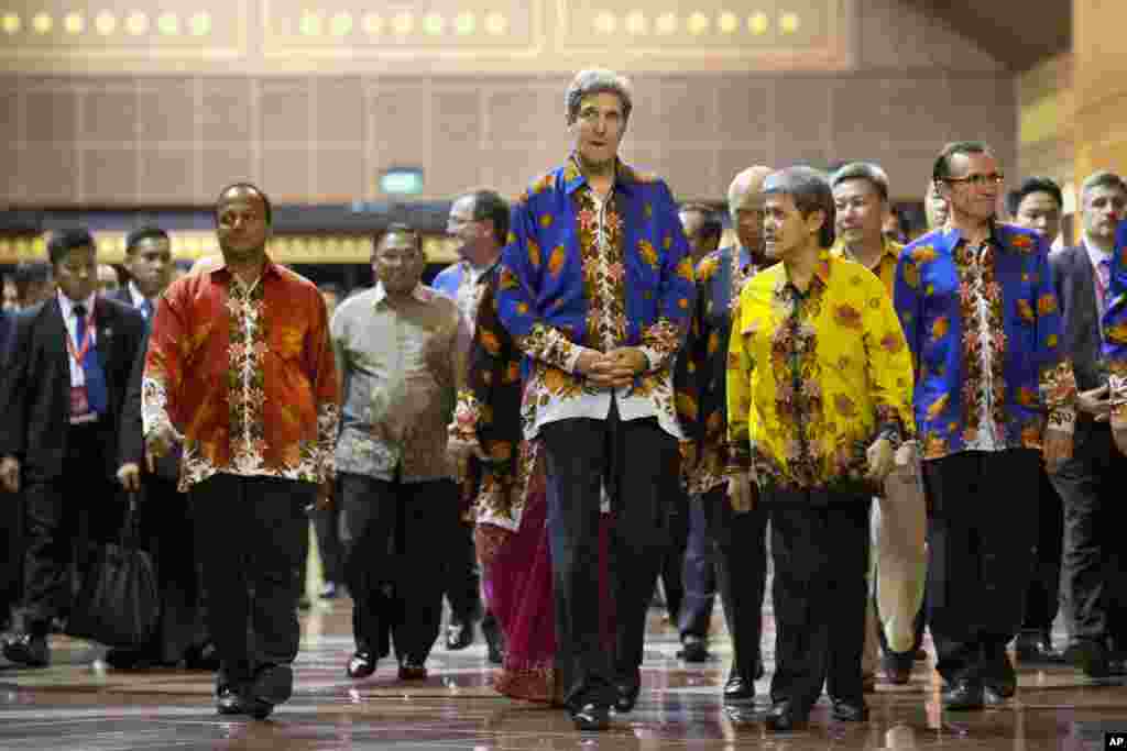 U.S. Secretary of State John Kerry walks foreign ministers all in colorful shirts at the conclusion of the second day of the ASEAN security conference in Bandar Seri Begawan, Brunei, July 1, 2013.