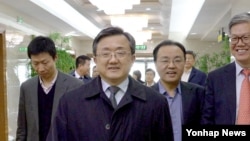 류전민 중국 외교부 부부장(가운데)이 24일 북한 평양 공항에 도착해 이동하고 있다.