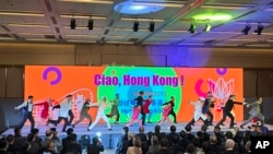 Hello ！Hong Kong 的宣傳活動載歌載舞，屏幕上還顯示西班牙語。但代表國民大力支持港版國安法的委內瑞拉國家中的網民，參加免費機票抽獎活動的機會也沒有。（美聯社 2023年2月2日）