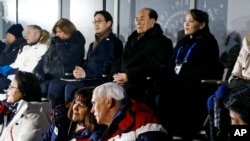 سرمائی اولمپکس کی افتتاحی تقریب میں امریکی نائب صدر پینس اور اُن کی اہلیہ