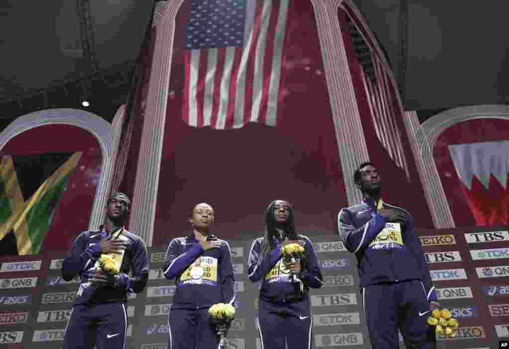 تیم چهار در چهارصد متر آمریکا در مسابقات دو میدانی قهرمانی جهان در دوحه قطر، قهرمانی خود را جشن می گیرد.&nbsp;
