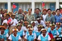 Presiden Taiwan Lai Ching-te (tengah atas) saat berkunjung ke Sekolah Dasar Nauti di Funafuti, Tuvalu, 4 Desember 2024. (CNA / AFP)