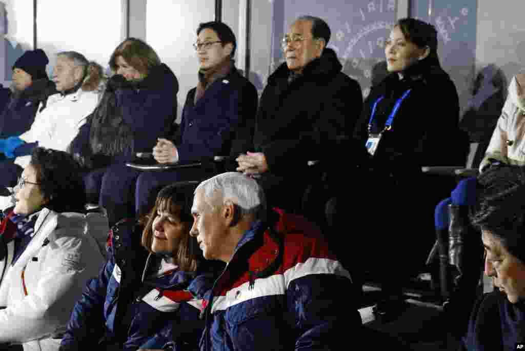 在2018年平昌冬奥会开幕式上，美国副总统彭斯和夫人凯伦交谈。朝鲜领导人金正恩的胞妹金永南坐在他们身后。照片拍摄于2018年2月9日。