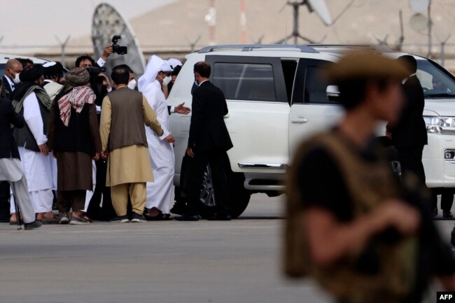 قطر کے وزیرِ خارجہ کابل ایئرپورٹ پہنچے تھے۔