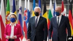 Predsednik Džo Bajden sa predsednikom Evropskog saveta Šarlom Mišelom i predsednicom Evropske komisije Ursulom fon der Lejen na samitu SAD-EU u Briselu, 15. juna 2021. 