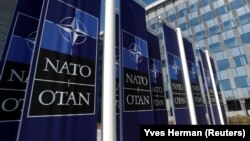 Spanduk berlogo NATO di pintu masuk markas baru NATO di Brussel, Belgia, 19 April 2018. (Foto: REUTERS/Yves Herman)