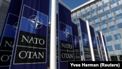 Spanduk berlogo NATO di pintu masuk markas baru NATO di Brussel, Belgia, 19 April 2018. (Foto: REUTERS/Yves Herman)