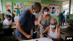 Un hombre revisa su identificación en la lista de votación en un colegio electoral durante el proceso de verificación ciudadana en Managua, el 24 de julio de 2021.