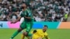 Penjaga gawang timnas Indonesia Maarten Paes berupaya menghentikan laju punggawa Arab Saudi Feras Al Brikan dalam pertandingan kualifikasi Piala Dunia AFC Grup C di Stadion King Abdullah Sports City di Jeddah, pada 5 September 2024. (Foto: Reuters/Stringer)