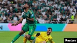 Penjaga gawang timnas Indonesia Maarten Paes berupaya menghentikan laju punggawa Arab Saudi Feras Al Brikan dalam pertandingan kualifikasi Piala Dunia AFC Grup C di Stadion King Abdullah Sports City di Jeddah, pada 5 September 2024. (Foto: Reuters/Stringer)