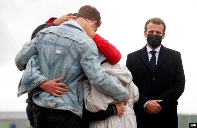 Presiden Prancis Emmanuel Macron menyambut Sophie Petronin saat tiba di Paris setelah dibebaskan dari Mali tahun lalu (foto: dok).