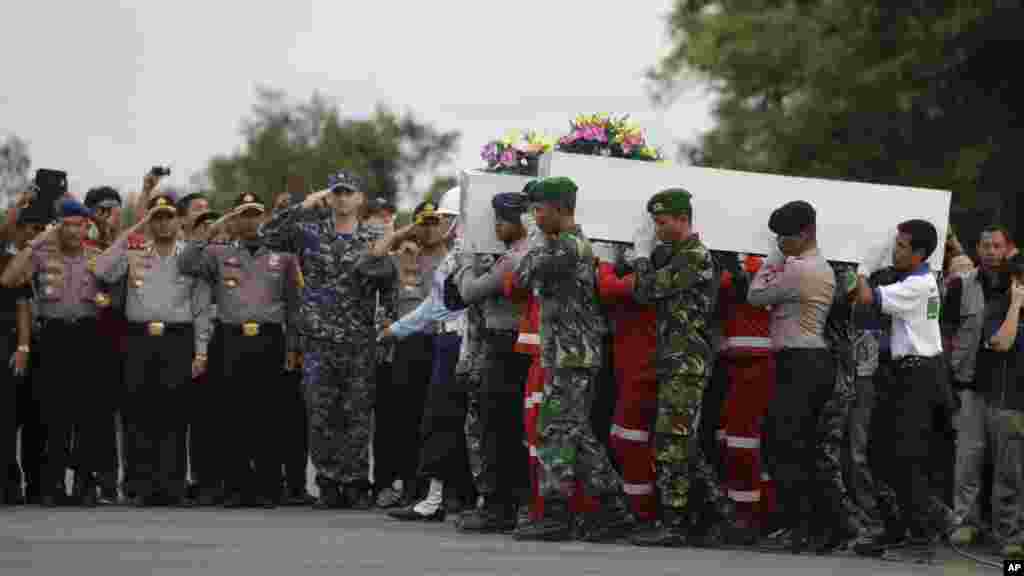 An samo gawarwaki 30 cikin dari da sittin da biyu na hatsarin jirgin AirAsia, Indonesia, Janairu 02, 2015.