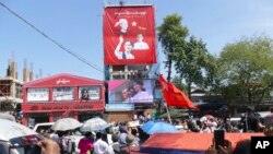 အဖွဲ့ချုပ်ရုံးရှေ့မှာ အနိုင်အရှုံးသိလိုကြတဲ့ ထောက်ခံသူတွေ စုဝေးရောက်ရှိစောင့်ဆိုင်းနေစဉ်။ (နိုဝင်ဘာ ၉၊ ၂၀၁၅)