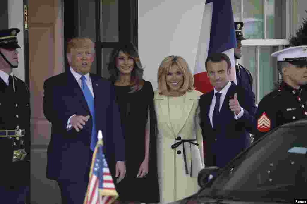 Le président américain Donald Trump et la première dame Melania Trump accueillent le président français Emmanuel Macron et son épouse Brigitte Macron à la Maison Blanche à Washington, États-Unis, le 23 avril 2018. &nbsp;