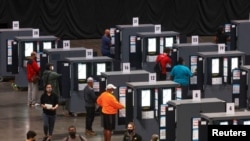 Избиратели принимают участие в выборах президента на участке для досрочного голосования в Атланте, штат Джорджия