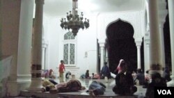 Warga Banda Aceh tetap bertahan mengungsi di Masjid Raya Baiturrahman (11/4), yang juga jadi tempat menyelamatkan diri saat tsunami Desember 2004.