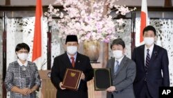 Dari KIri: Menlu RI Retno Marsudi, Menhan RI Prabowo Subianto, Menlu Jepang Toshimitsu Motegi dan Menhan Jepang Kishi Nobuo seusai penandatanganan kerja sama dalam pertemuan Menlu dan Menhan di Tokyo, Selasa, 30 Maret 2021. (David Mareuil / Foto Pool via AP)