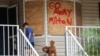 Noah Weibel y su perro, Cookie, suben las escaleras de su casa mientras su familia se prepara para la llegada del huracán Milton, el 7 de octubre de 2024, en Port Richey, Florida