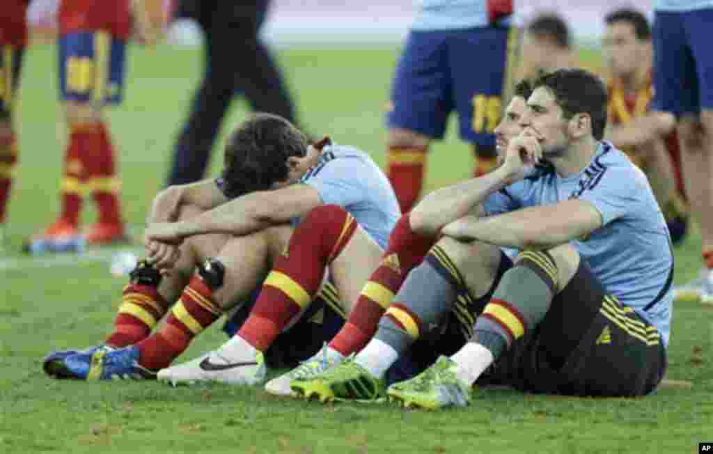 Spain's Iker Casillas, right, seat with teammates on the grass after the soccer Confederations Cup final match against Brazil at the Maracana stadium in Rio de Janeiro, Brazil, Sunday, June 30, 2013. Brazil won 3-0. (AP Photo/Natacha Pisarenko)