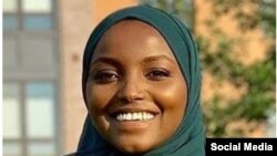 Nadia Mohamed, que se muestra aquí en una foto de su página de campaña electoral en Facebook, se convirtió en la primera somalí-estadounidense en ser elegida alcaldesa cuando ganó su carrera en St. Louis Park, Minnesota, el 7 de noviembre de 2023.