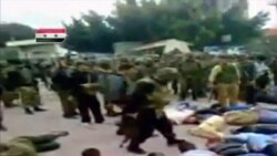 در این تصویر که از یک ویدئوی آماتور در درعا برداشته شده مردانی را مشاهده می کنید که با دستان بسته روی زمین دراز کشیده اند