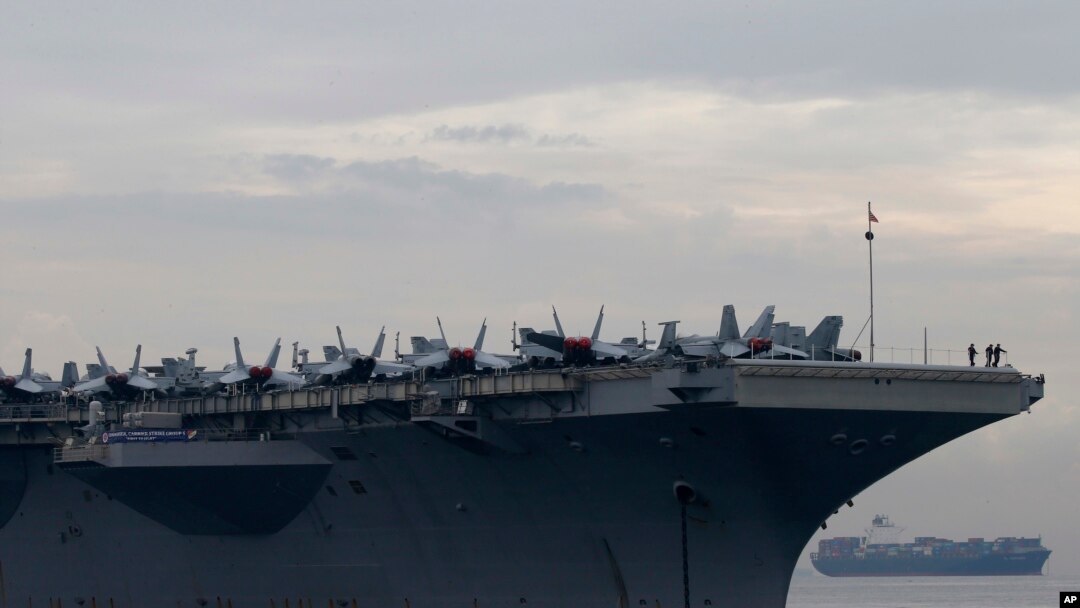 Tàu sân bay USS Ronald Reagan trong một chuyến thăm tới vịnh Manila, Philippines. 