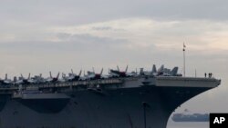 Tàu sân bay USS Ronald Reagan trong một chuyến thăm tới vịnh Manila, Philippines. 