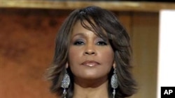 Whitney Houston fue encontrada muerta en la bañera de un hotel en febrero de 2012, a sus 48 años. 