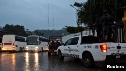 Miembros de le Guardia Nacional de México, en Tapachula, acompañan a un grupo de migrantes deportado desde EE. UU. bajo el Título 42, el 9 de agosto de 2021.