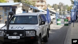 United Nations observers in Syria leave the UN office in Damascus, April 26, 2012.