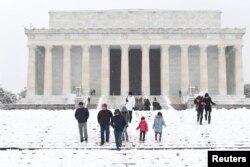 Turistas visitan el Monumento a Lincoln en Washington D.C, en medio de la primera tormenta invernal de 2019. Foto: Reuters/Mike Theiler. Domingo, enero 13 de 2019.