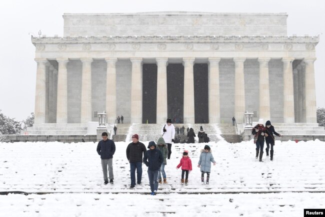 Turistas visitan el Monumento a Lincoln en Washington D.C, en medio de la primera tormenta invernal de 2019. Foto: Reuters/Mike Theiler. Domingo, enero 13 de 2019.