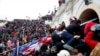 Pengunjuk rasa pro-Trump menyerbu Gedung Kongres AS selama bentrokan dengan polisi, untuk memperebutkan sertifikasi hasil pemilihan presiden AS 2020 oleh Kongres AS, di Washington, AS, 6 Januari 2021. (Foto: Reuters)