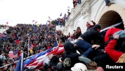 Cientos de manifestantes irrumpen en el Capitolio y se enfrentan con la policía, tras un mitin frente a la Casa Blanca para impugnar la certificación de los resultados de las elecciones presidenciales de Estados Unidos, el 6 de enero de 2021.