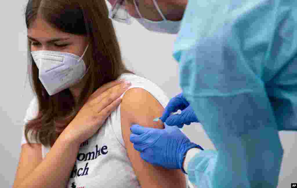 دریافت واکسن کرونا توسط یک دانشجوی کارشناسی ارشد در یک مرکز واکسیناسیون در مونیخ، آلمان
