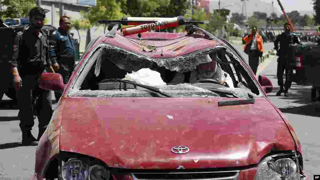 Un afghan conduit sa voiture endommagée dans l&#39;attaque suicide à Kaboul, en Afghanistan, le &nbsp;31 mai 2017.